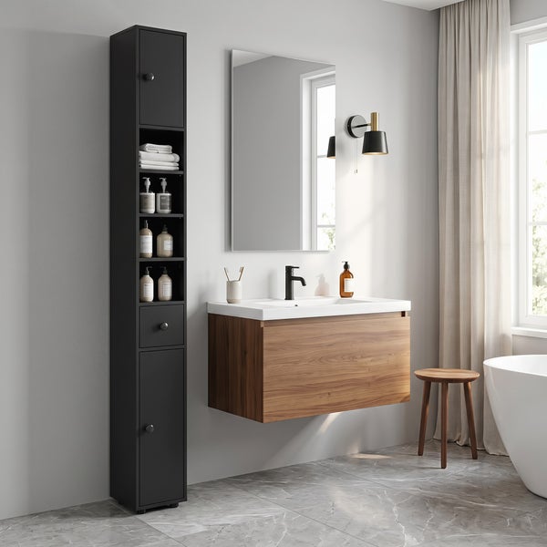 Modernes Badezimmer mit schwarzem Hochschrank, hängendem Holz-Waschtisch, weißem Waschbecken, rechteckigem Spiegel und schwarzer Armatur.