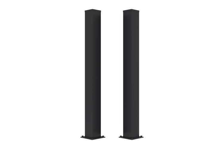 Set aus zwei quadratischen Zaunpfosten aus Metall in Anthrazit mit Bodenplatten zur Montage.