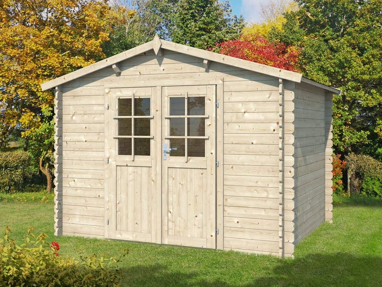 Gartenhaus aus Holz mit Satteldach und Doppeltür mit Sprossenfenstern auf einer Rasenfläche.