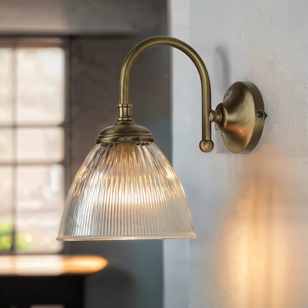 Wandleuchte mit Lampenschirm aus Glas