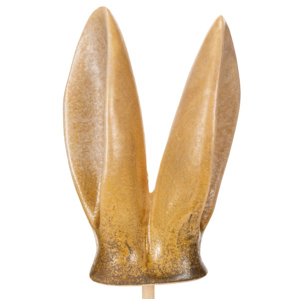 Dekorative Hasenohren aus Keramik auf Holzstab