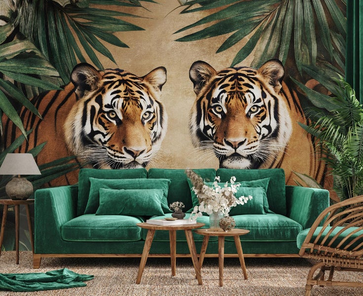 Wohnzimmer mit Tiger-Motivtapete, Sofa, Couchtisch und Sessel