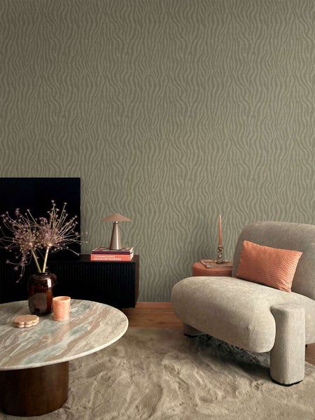 Wohnzimmer mit Vliestapete mit organischem Wellenmuster, kombiniert mit modernen Möbeln und Dekoration in einem stilvollen Interieur.