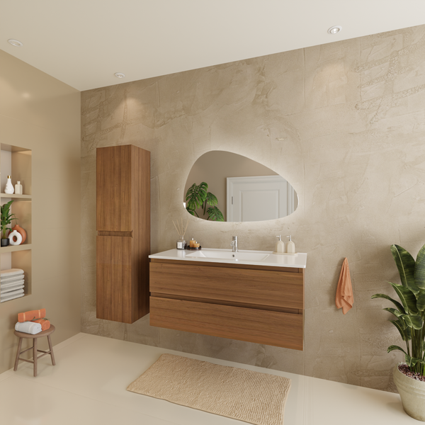 Modernes Badezimmer mit Waschtisch, hängendem Waschbeckenunterschrank in Holzoptik, beleuchtetem organischem Wandspiegel und Hochschrank.