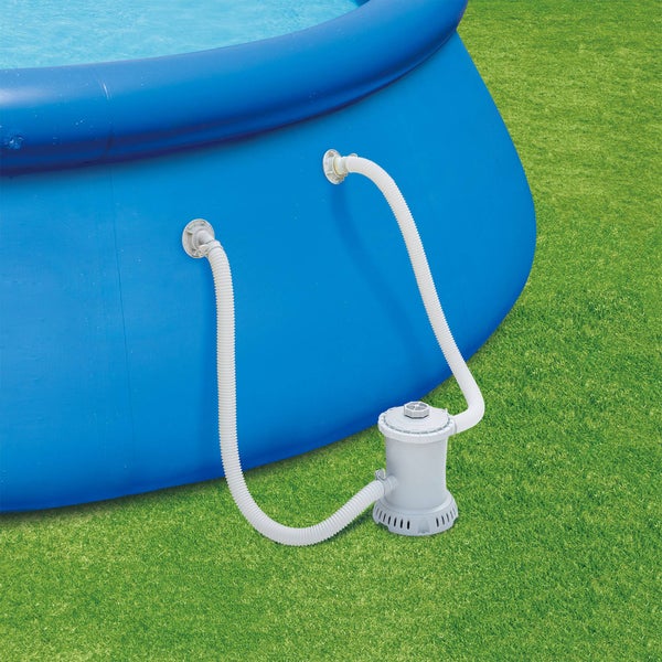 Detailansicht eines Aufstellpools mit angeschlossener Filterpumpe auf Rasen