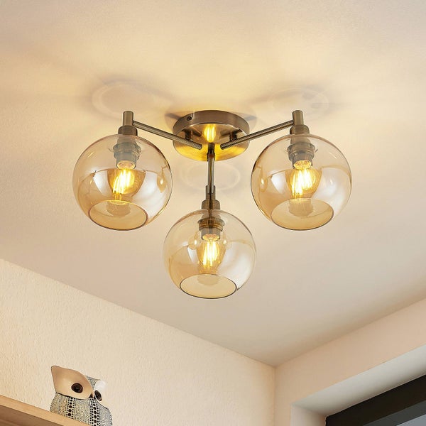 Deckenleuchte mit drei bernsteinfarbenen Glasschirmen und Messingdetails