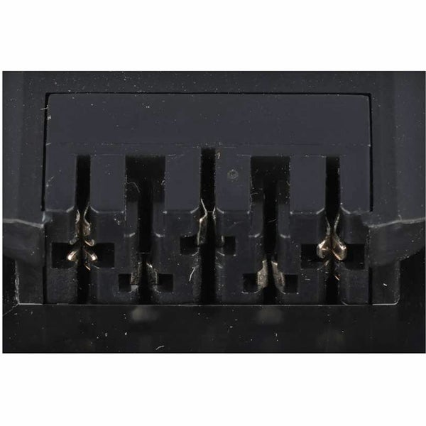 Detailansicht eines schwarzen 4-poligen Kunststoffverbinders mit Metallkontakten für elektrische Anschlüsse.