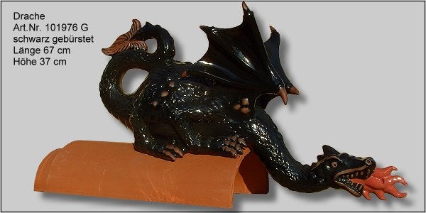 Firstschmuck Drache, schwarz gebürstet, Länge 67 Zentimeter, Höhe 37 Zentimeter, feuerspeiend auf einem Firstziegel.