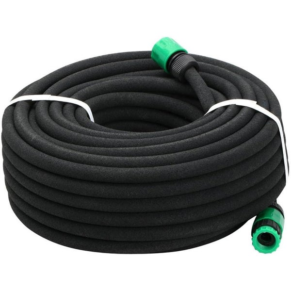 Aufgerollter Wasserschlauch mit Anschlussstücken