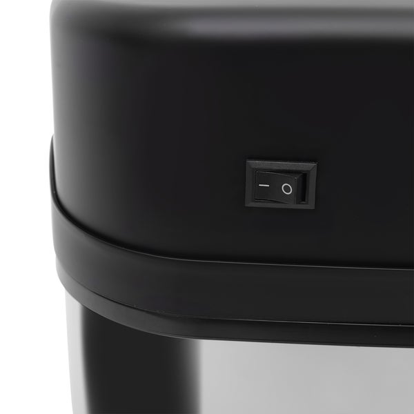 Nahaufnahme eines schwarzen Wippschalters mit Ein- und Ausschaltsymbolen auf einer schwarzen matten Oberfläche.