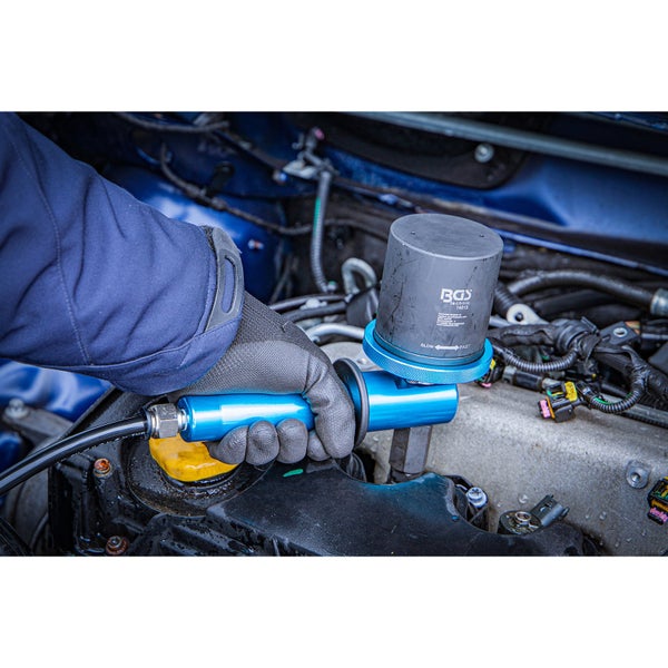 BGS Technic Ölabsauggerät im Einsatz zur Ölabsaugung