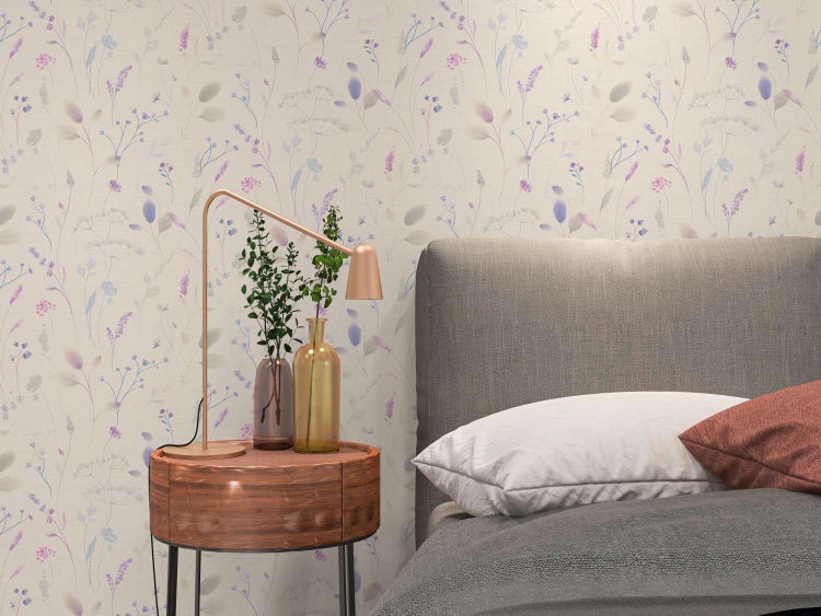 Vliestapete mit Blumenmuster in einem Schlafzimmer mit Nachttisch und Bett.