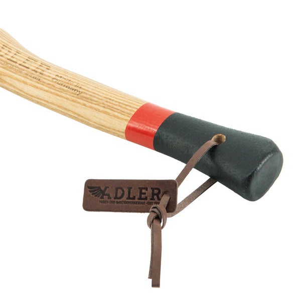 Holzstiel für eine Axt mit Lederanhänger und Adler Logo