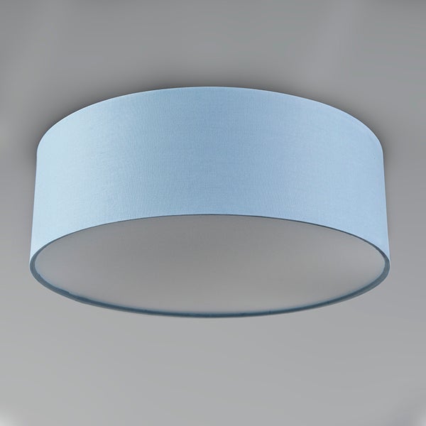 Runde Deckenleuchte mit hellblauem Textilschirm in Zylinderform und Diffusor an der Unterseite.
