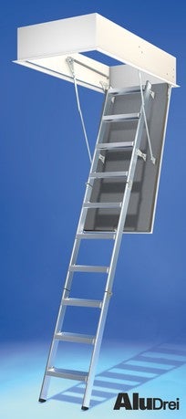 Ausgezogene Bodentreppe aus Aluminium mit Lukenkasten und Leiter. AluDrei Logo.