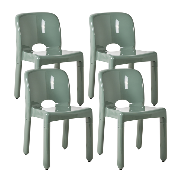 Vier Stühle aus Kunststoff