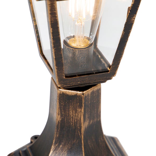 Detail einer Außenleuchte in Bronze-Antik mit Glaseinsätzen und sichtbarem Leuchtmittel.