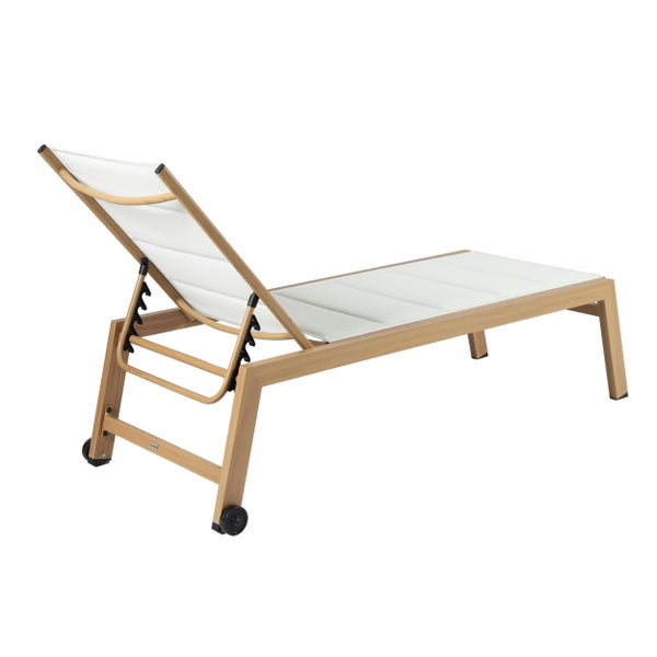 Set aus vier weißen Kunststoffstühlen mit perforierter Sitzfläche und Rückenlehne.