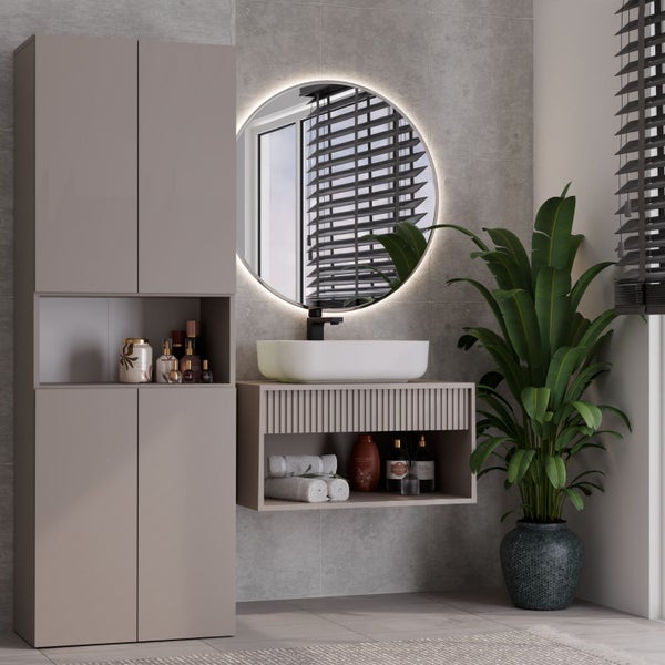 Modernes Badezimmer mit Waschbecken, Spiegelschrank und Pflanze für eine stilvolle Atmosphäre