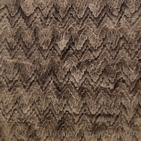 Nahaufnahme eines braunen Zickzack-Fleece-Stoffs