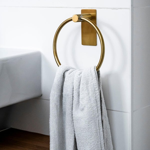 Runder Handtuchhalter zur Wandmontage mit aufgehängtem Handtuch im Badezimmer.