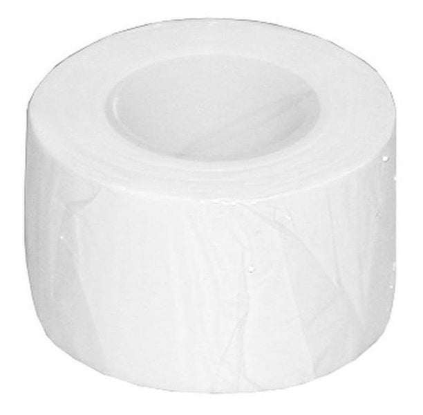 Eine Rolle weißes Gewebeband für Abdichtungen im Sanitärbereich.