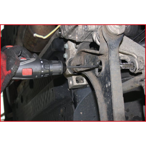 Detailansicht einer Radaufhängung mit Achsmanschette, Spurstange und Stabilisator