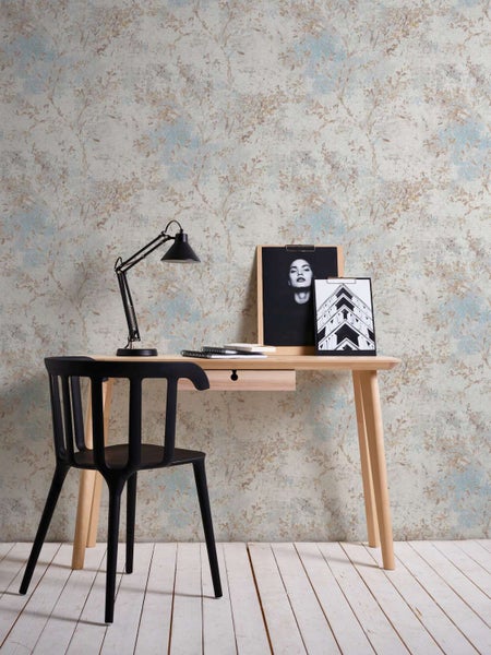 Modernes Arbeitszimmer mit Vliestapete mit floralem Muster in einem Raum mit Holztisch, schwarzem Stuhl und Schreibtischlampe.