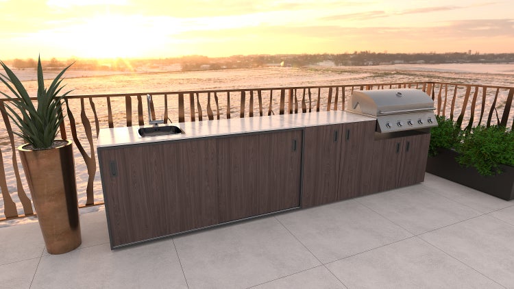 Outdoor-Küche mit Spüle, Grill und Stauraum auf einer Terrasse mit Aussicht.