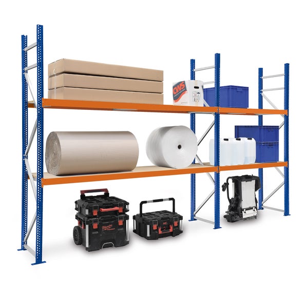 Weitspannregal aus Metall, beladen mit Kartons, Rollen, Kanistern und Werkzeugkoffern.