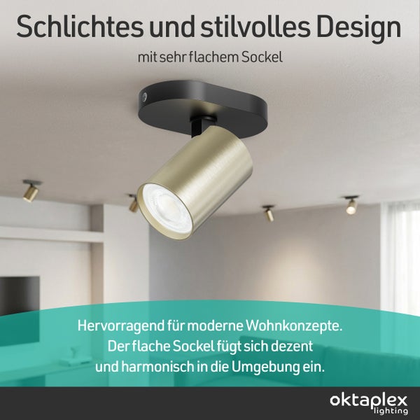 Goldfarbener Deckenstrahler mit flachem schwarzem Sockel in einem modernen, hellen Wohnraum. oktaplex lighting Logo.
