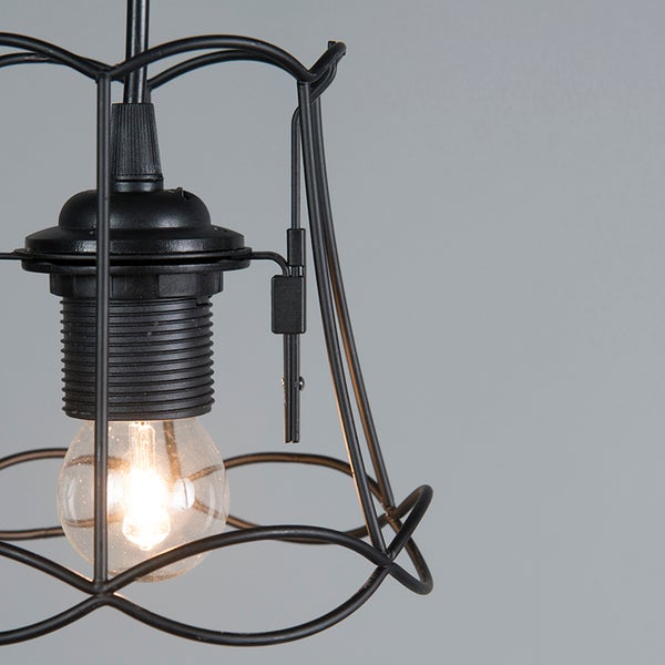 Detailansicht einer schwarzen Pendelleuchte mit einem Metallkäfig und einer Glühbirne