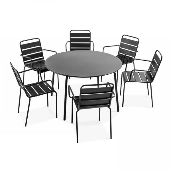 Gartenmöbel-Set aus Metall bestehend aus einem runden Tisch und sechs Stühlen mit Armlehnen.