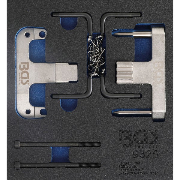 Motor-Einstellwerkzeug-Satz von BGS Technic in einer Schaumstoffeinlage mit Halteplatten, Fixierstiften und Schrauben.
