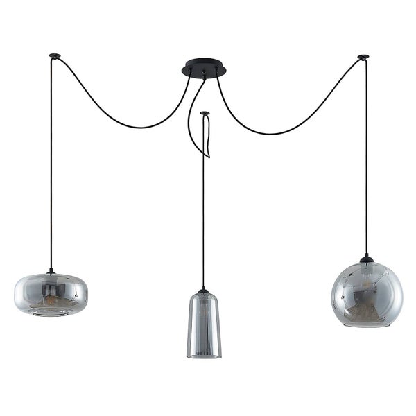 Dreiflammige Pendelleuchte mit rauchgrauen Glasschirmen in verschiedenen Formen und schwarzen Kabeln zur Deckenmontage.