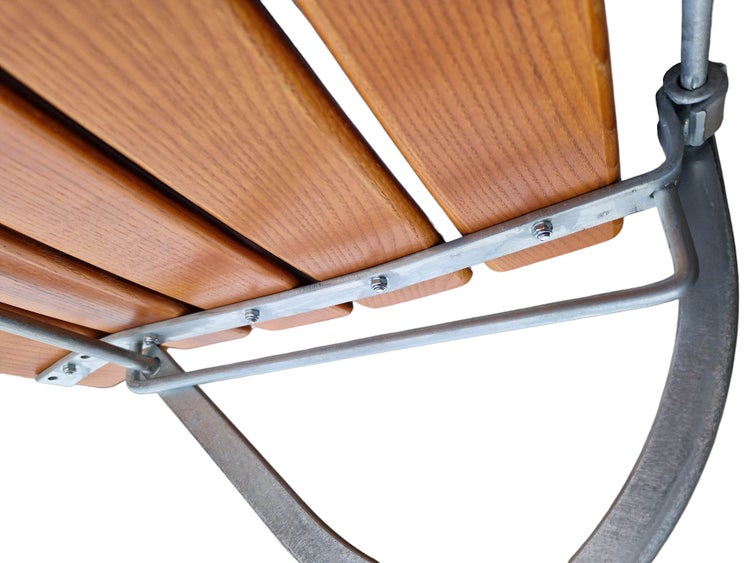 Detailansicht der Unterseite einer Gartenbank mit Holzlatten und verzinktem Metallgestell.