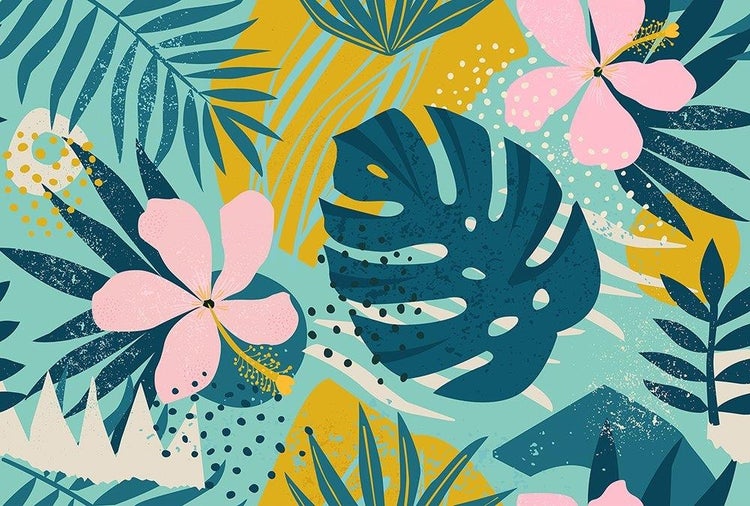 Modernes tropisches Muster mit Monstera-Blättern, Palmenwedeln und Hibiskusblüten.