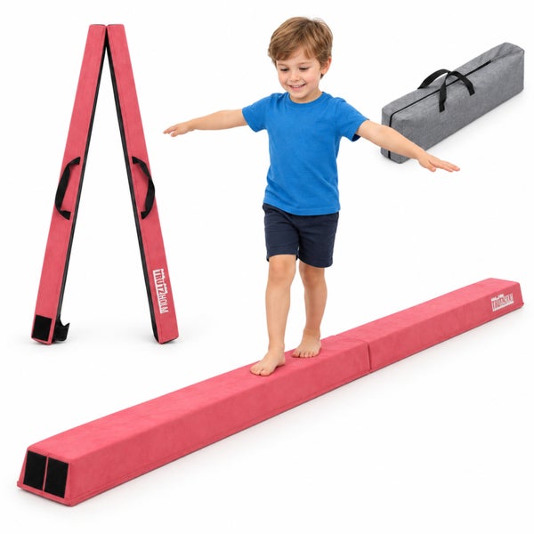 Kind balanciert auf einem faltbaren Trutzholm Schwebebalken für Kinder mit Trage- und Aufbewahrungstasche.