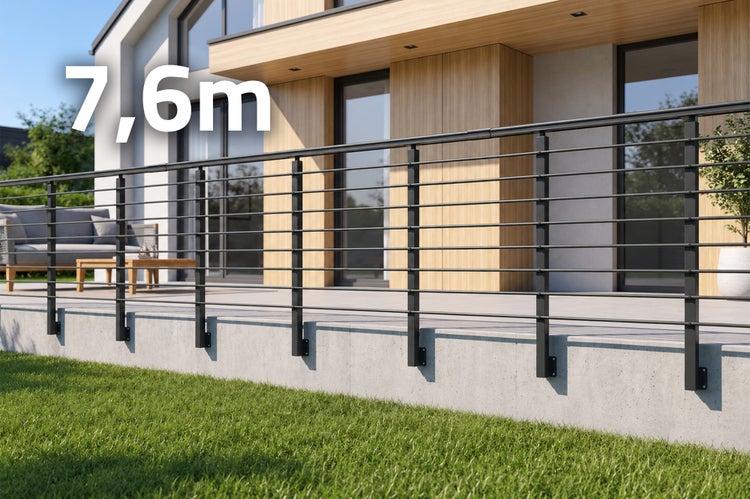 Ein 7,6 Meter langes Metallgeländer montiert auf einer modernen Steinterrasse vor einem Wohnhaus mit Holzelementen.