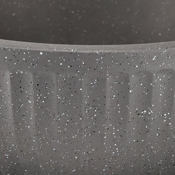 Nahaufnahme eines Pflanzgefäßes mit gesprenkelter Oberfläche