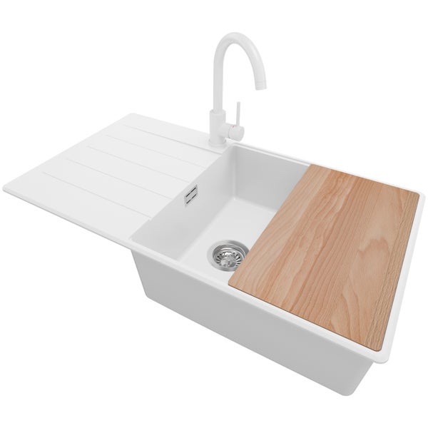 Spüle mit Abtropffläche, Armatur und Schneidebrett