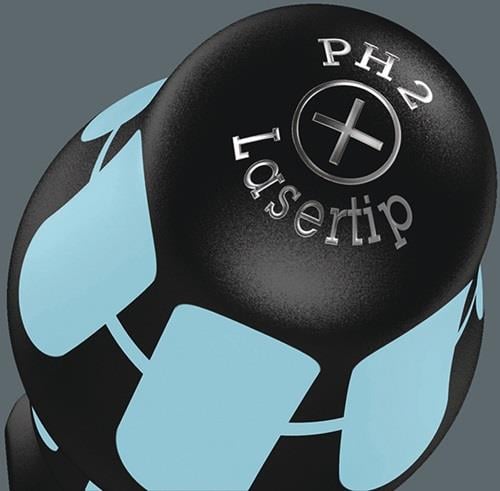 Ein Mann bohrt mit einem Akkubohrer ein Loch in eine Tür, im Hintergrund Küchenschränke