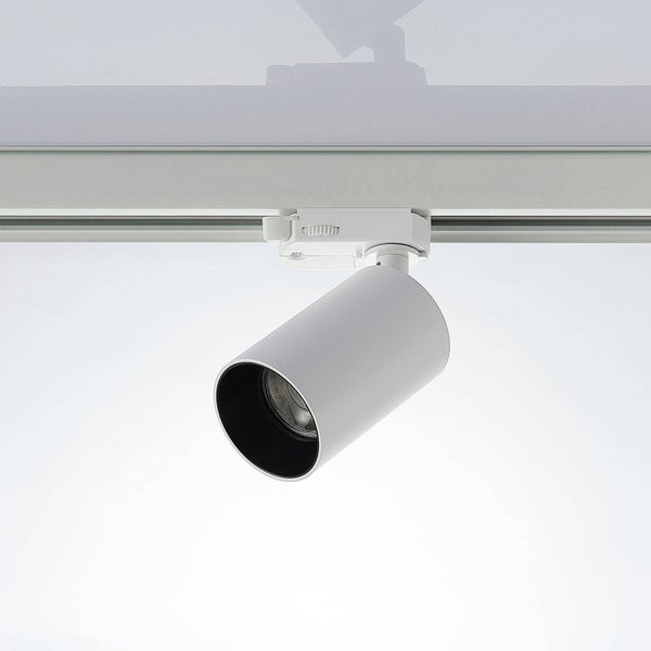 Weißer Schienenstrahler in zylindrischer Form für ein Stromschienensystem.