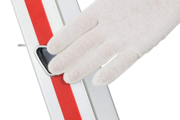 Eine Hand mit Handschuh bedient einen Leiterverschluss.