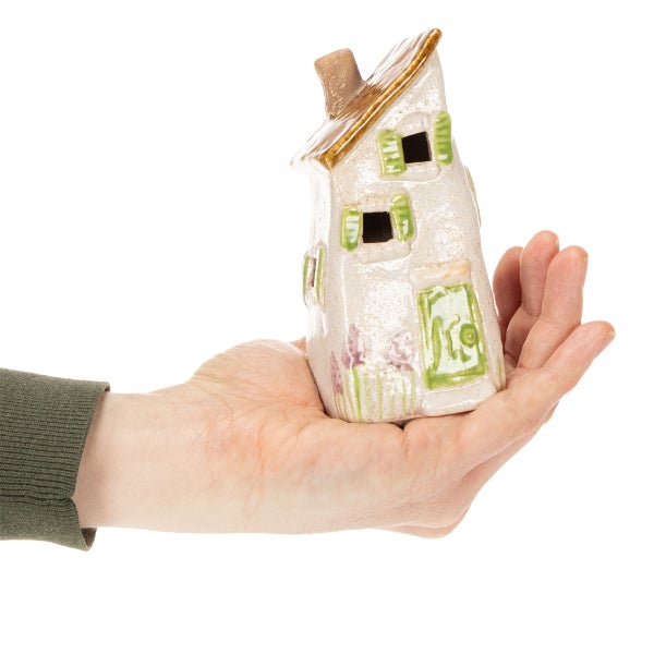 Keramikhaus in einer Hand