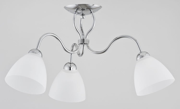 Dreiarmige Deckenleuchte aus Metall mit mattierten Glasschirmen für eine gleichmäßige Lichtverteilung.