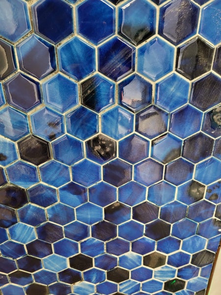 Sechseckige blaue Fliesen