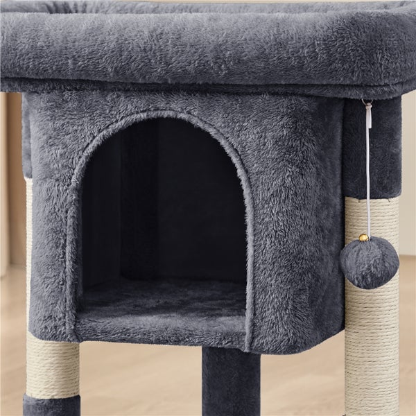 Detailansicht eines Katzenkratzbaums mit Höhle und Spielball