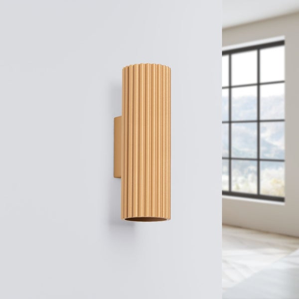 Wandleuchte mit gerippter Oberfläche im Innenraum