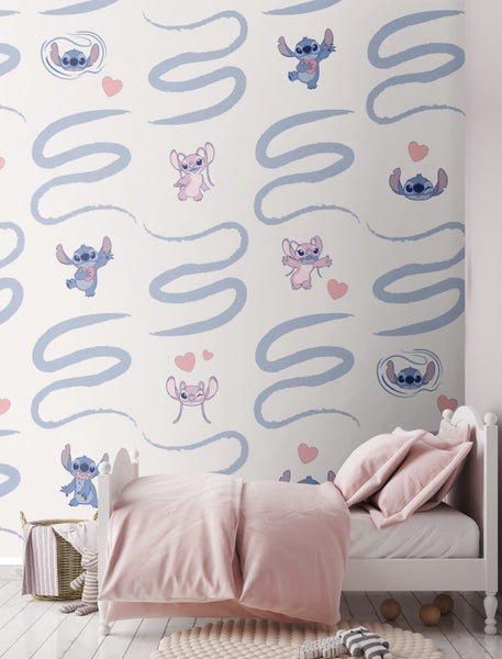 Kinderzimmer mit Tapete mit Stitch-Motiv und einem Kinderbett
